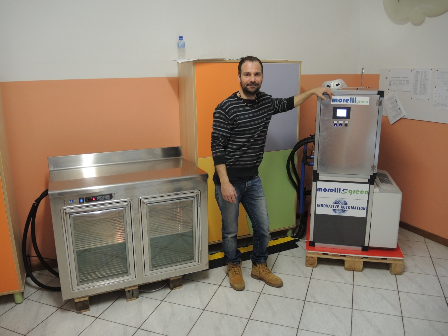 Tecnico della Morelli in posa con la macchina Microwater
